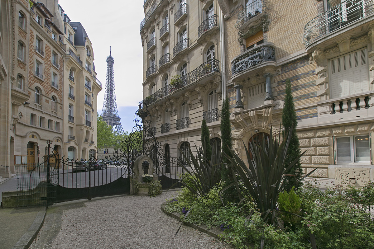 rent apartment eiffel tower district area Paris
