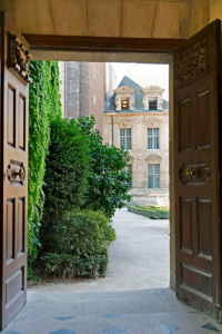 Hotel Sully - exit to Place des Vosges