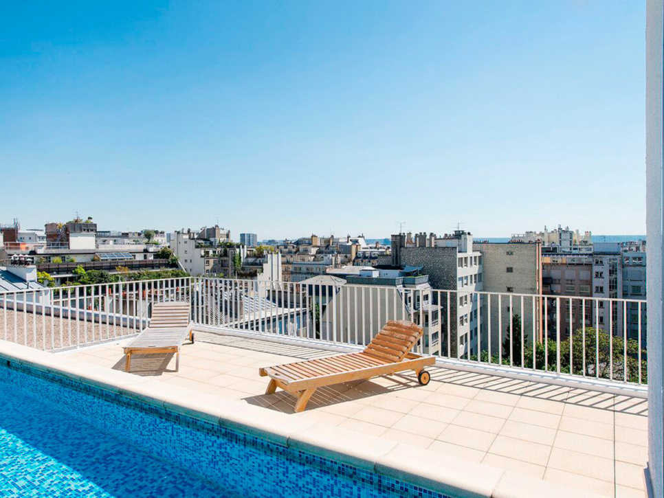 Terrace with a private swimming-pool in Paris