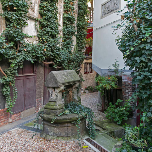 Maison jardin puit Montmartre Paris