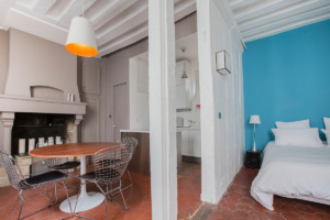 Exposed beams furnished apartment Paris 3rd