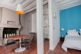 Exposed beams furnished apartment Paris 3rd