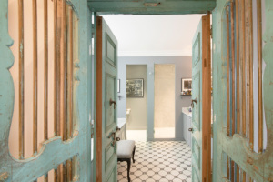 Bathroom furnished apartement Paris