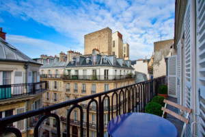 apartment balcony Paris Halles 04