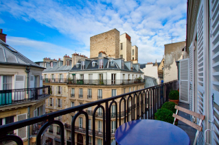 apartment balcony Paris Halles 04