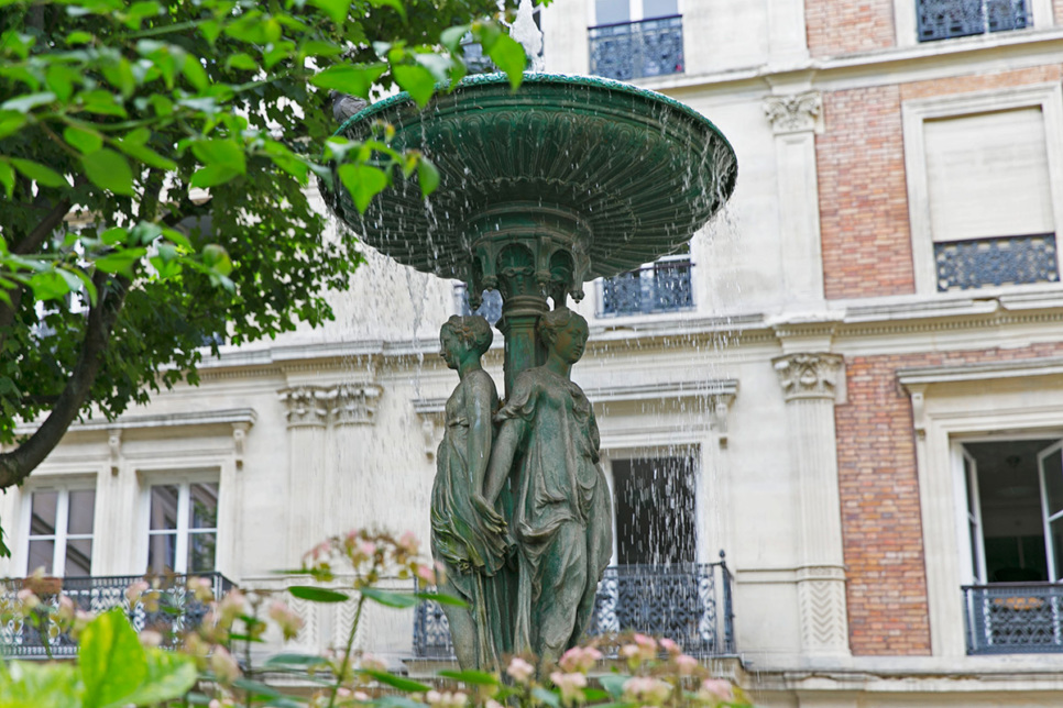 Nymphes fontaine paris 09