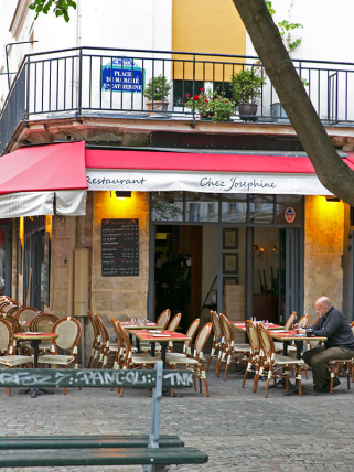 Chez Joséphine place café terrasse Paris