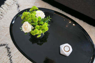 salon appartement tapis table basse noir blanc matériau laine