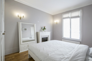 Bedroom one-bed apartment Paris