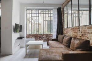 salon séparartion verrière chambre location meublée Paris