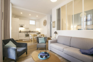 Trois-pièces meublé avec verrerie