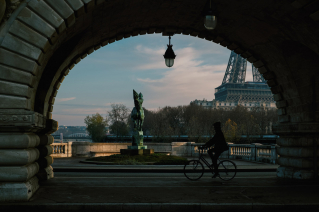Paris se déplacer à vélo Tour Eiffel - Photographie Thomas Deschamps