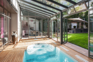 house in the centre of Paris with heated pool