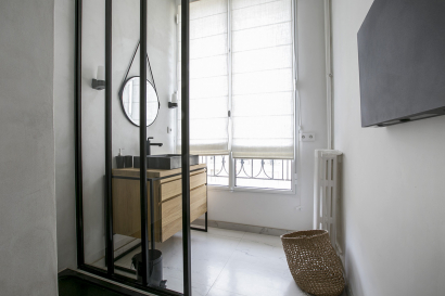 shower bathroom apartment Paris decoration