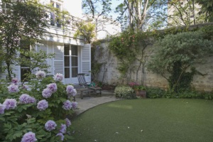 living in Paris house with garden
