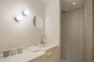 bathroom black and white tones colours apartment decoration Paris