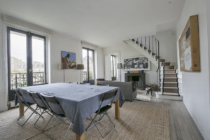 apartment with Haussmann mouldings Paris
