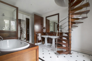 Teak bathroom bath tub tiling furnished rental Pari