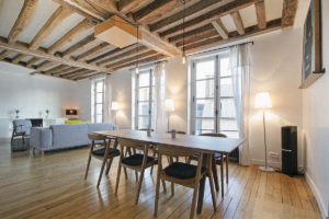 appartement parisien à louer salon poutres apparentes sous les toits