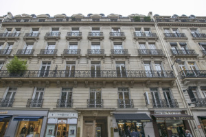façade immeuble parisien appartement à louer sous les toits rue Malbeuf