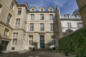 furnished rental idyllic location in a private mansion Paris 4th