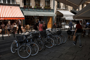 Rue de Buci terrasses de cafés et restaurants rue piétonne passante
