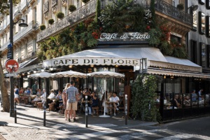Café de Flore célèbre brasserie parisienne écrivains Jean-Paul Sartre et Simone de Beauvoir vivre à Paris quartier Saint-Germain