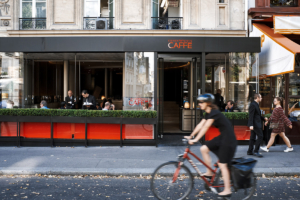 Sur le Boulevard St-Germain, l'Emporio Armani Caffè