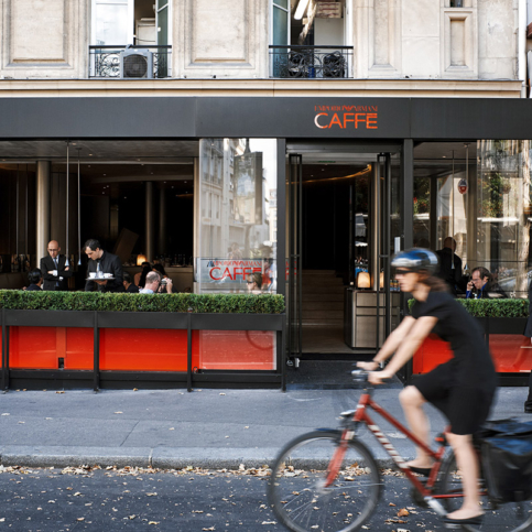 Sur le Boulevard St-Germain, l'Emporio Armani Caffè