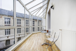 appartement à louer Paris lumineux plafond poutres parquet bois