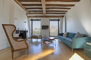 appartement avec balcon quartier Saint-Michel Paris salon poutres bois vue vivre à Paris