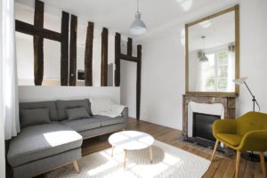 appartement parisien à louer Paris 75006 salon délimiter poutres bois