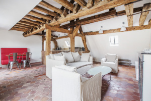 furnished rental exposed beams terracotta tiles Paris