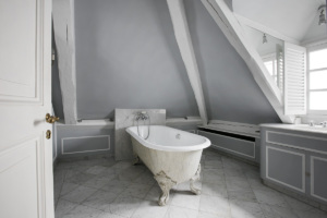 salle de bain poutres apparentes appartement parisien à louer