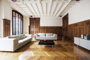 salon appartement à louer Paris plafond bois parquet cheminée pièce à vivre