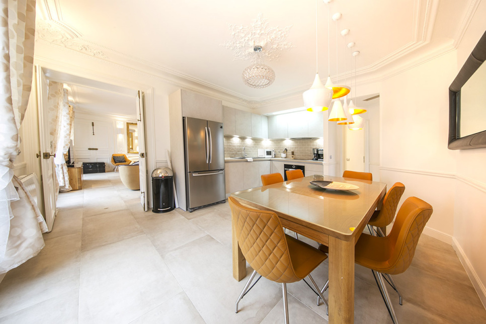 location meublée cuisine séparée appartement beaux volumes haussmannien Paris 8