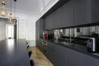 Cuisine ouverte dans appartement meublé Paris îlot central apéritif dînatoire