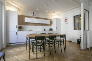 Rent furnished apartment Champs Elysées neighbourhood white equipped kitchen