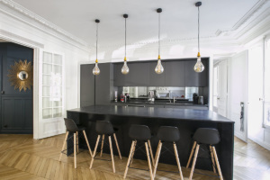 Salon salle à manger cuisine ouverte noir dans appartement meublé Paris Trocadéro