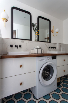 The big bathroom with the beautiful floor