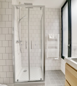 Shower room in one-bedroom apartment