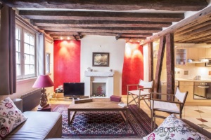 Studio to rent with exposed beams and fireplace