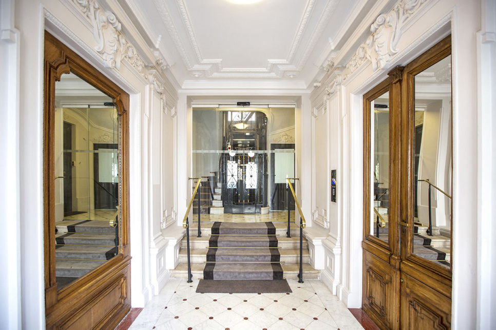 typical Haussmannian-style hallway: edges, mouldings and coving