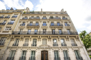 Façade immeuble haussmannien location meublée Paris Neuilly