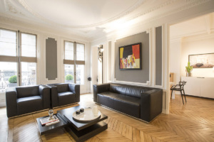 Furnished rental in Neuilly-sur-Seine with moulding motifs and cornices