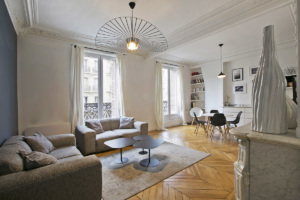 Salon appartement haussmannien location meublée parisienne