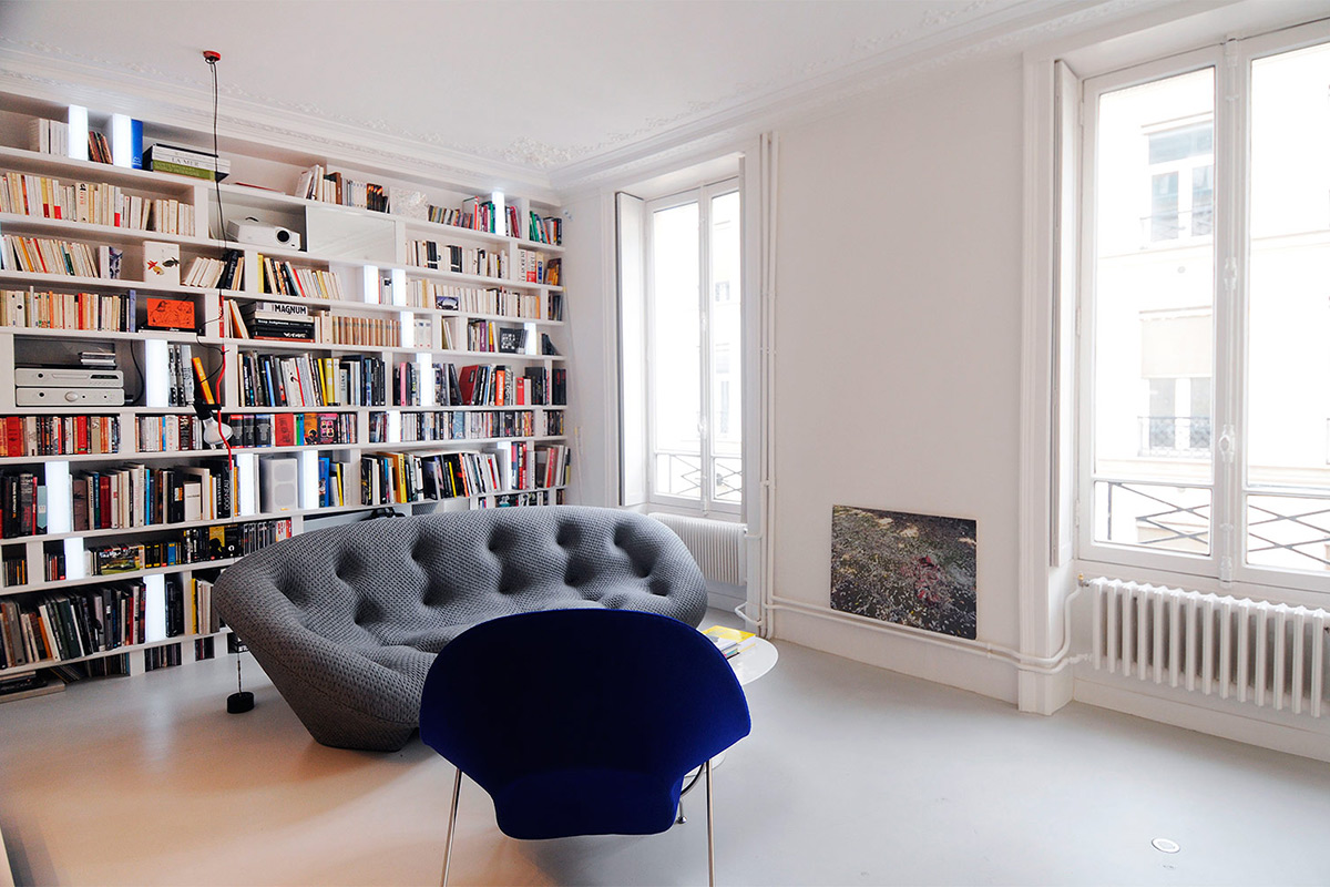 Furnished apartment with a beautiful bookshelf and designer furniture