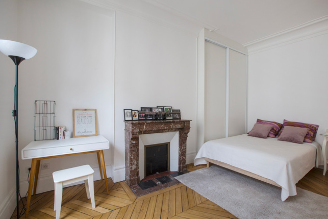 Grande chambre dans une location meublée à Paris