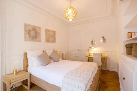 Two-bedroom apartment - Parisian life